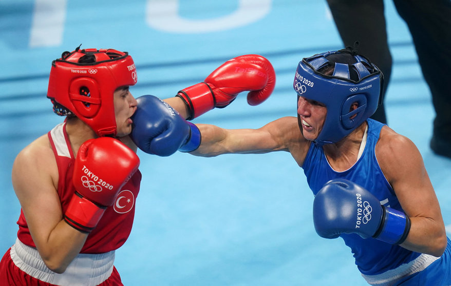 03 August 2021, Japan, Tokyo: Finland's Mira Potkonen (R) in action against against Turkey's Esra Yildiz during the Women's Light (57-60kg) quarterfinal boxing match at the Kokugikan Arena, in the course of the Tokyo 2020 Olympic Games. Photo: Adam Davy/PA Wire/dpa