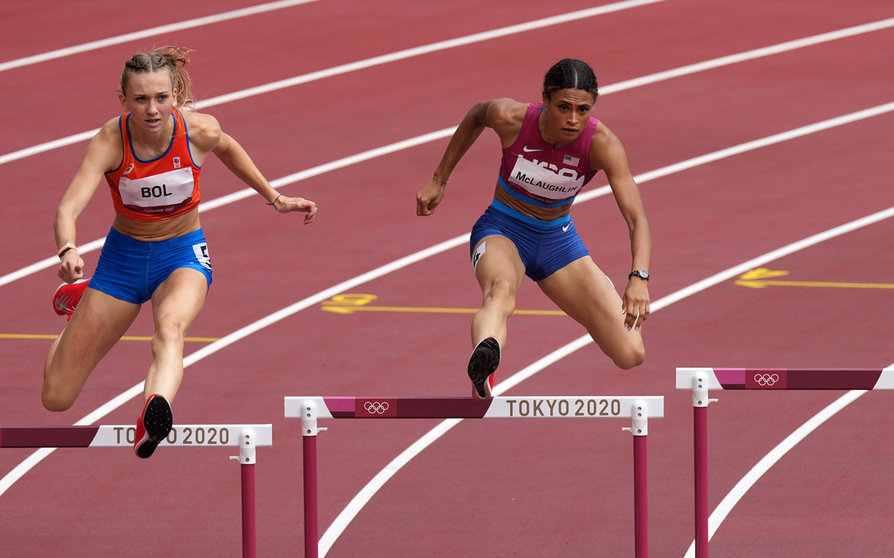 04 August 2021, Japan, Tokyo: USA's Sydney McLaughlin (R) and Netherlands' Femke Bol compete in the Women's 400m Hurdles final of the athletics competition, at the Olympic Stadium during the Tokyo 2020 Olympic Games. Photo: Martin Rickett/PA Wire/dpa