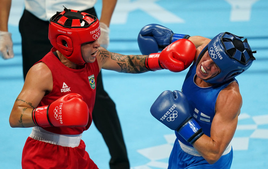 05 August 2021, Japan, Tokyo: Brazil's Beatriz Soares (red) and Finland's Mira Potkonen in action during the Women's Light (57-60kg) Semifinal at Kokugikan Arena, as part of the Tokyo 2020 Olympic Games. Photo: Adam Davy/PA Wire/dpa