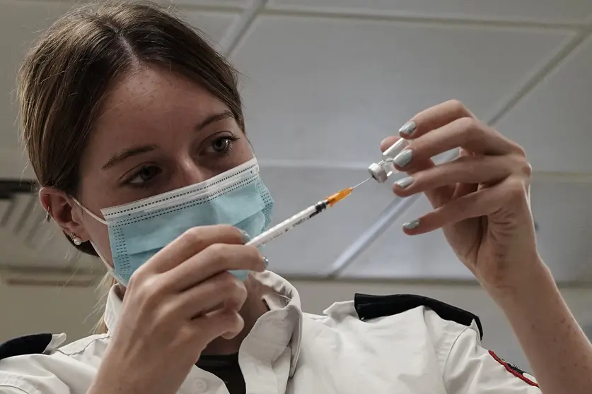 02 August 2021, Israel, Jerusalem: A paramedic from Magen David Adom, serving as the Israeli Red Cross organization and leading EMS, prepares a 3rd Coronavirus BioNTech Pfizer vaccine at the Mishan Gonen Assisted Living Residence for the elderly. Photo: Nir Alon/ZUMA Press Wire/dpa