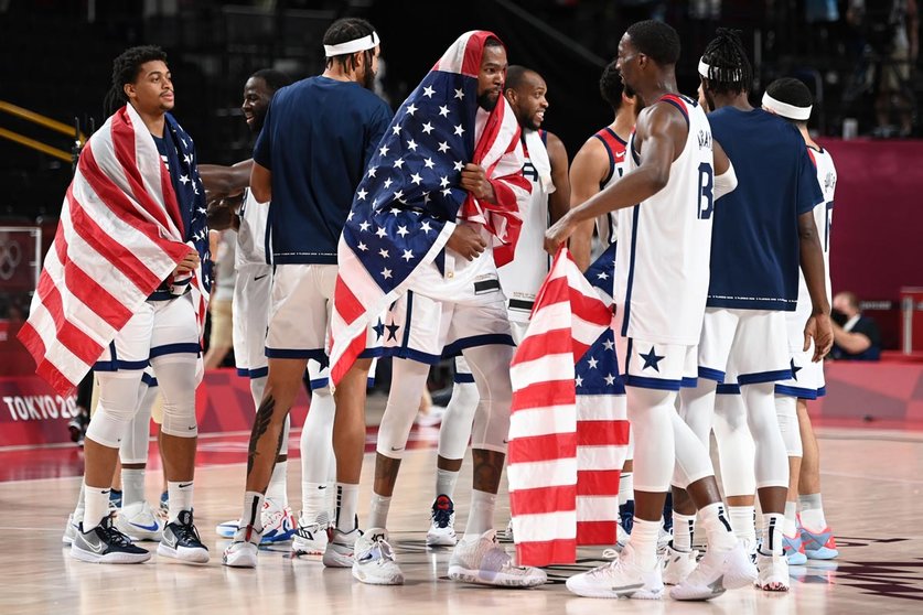 07 August 2021, Japan, Saitama: USA players celebrate their victory in the men's basketball gold medal match between France and USA at the Saitama Super Arena, as part of the Tokyo 2020 Olympic Games. Photo: Swen Pförtner/dpa.