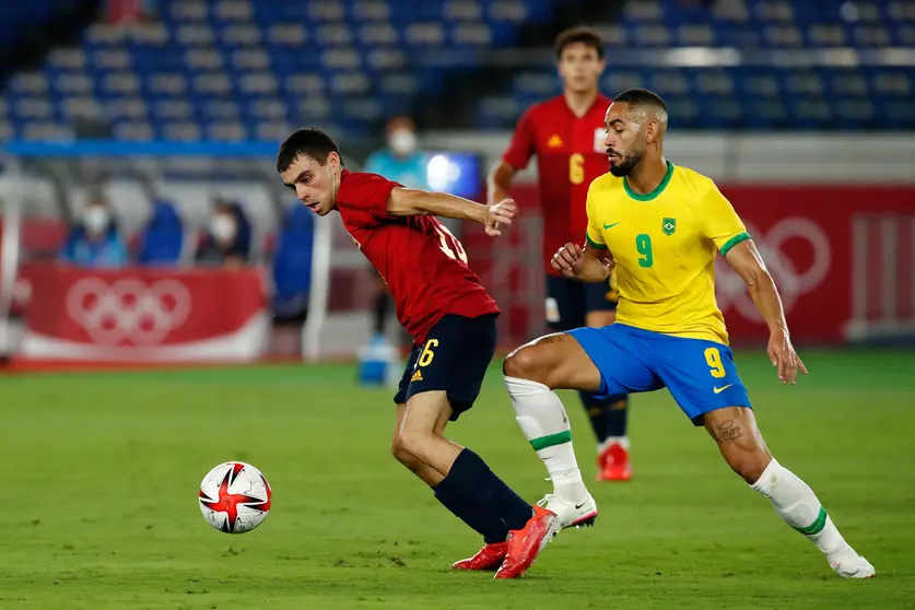 07 August 2021, Japan, Yokohama: Spain's Pedri Gonzalez and Brazil's Matheus Cunha in action during the Men's Football gold medal match between Brazil and Spain, at the International Stadium Yokohamam, on the course of the Tokyo 2020 Olympic Games, at the International Stadium Yokohama. Photo: Rodrigo Reyes Marin/ZUMA Press Wire/dpa