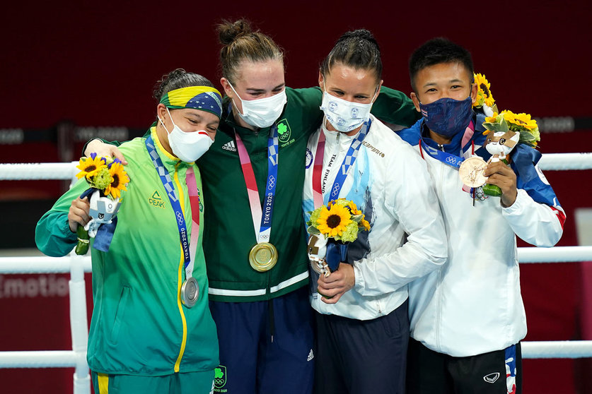 08 August 2021, Japan, Tokyo: Ireland's Kellie Anne Harrington (C), Brazil's Beatriz Ferreira (L), Finlands' Mira Marjut Johanna Potkonen and Thailand's Sudaporn Seesondee celebrate with their medals after the Women's Light (57-60kg) Boxing Final Bout at the Kokugikan Arena during the Tokyo 2020 Olympic Games. Photo: Adam Davy/PA Wire/dpa