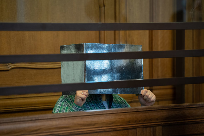 Stefan R sits in a Berlin courtroom and holds up cardboard to cover his face. The 41-year-old teacher has to answer for alleged murder. The accused is said to have killed a 43-year-old man, whom he had met shortly before through a dating portal, in his apartment. Then he is said to have cut up the victim and deposited the body parts in different places in Berlin. The public prosecutor's office assumes a "sadistic-cannibalistic sexual motivation". Photo: Paul Zinken/dpa