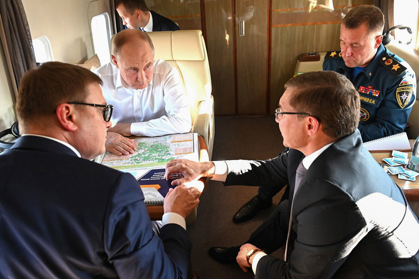 HANDOUT - Russian President Vladimir Putin (C) meets with (L-R) Governor of the Chelyabinsk Region Alexei Teksler, Plenipotentiary Representative of the President in the Urals Federal District Vladimir Yakushev and Head of the Ministry of Emergency Situations Yevgeny Zinichev while flying around the regions of the Chelyabinsk Region affected by fires. Photo: -/Kremlin/dpa - ATTENTION: editorial use only and only if the credit mentioned above is referenced in full.
