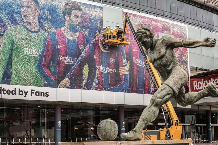 10 August 2021, Spain, Barcelona: Workers on a crane remove a poster of Argentine footballer Lionel Messi from the facade of the Camp Nou Stadium after his departure from the club. Photo: Thiago Prudencio/SOPA Images via ZUMA Press Wire/dpa