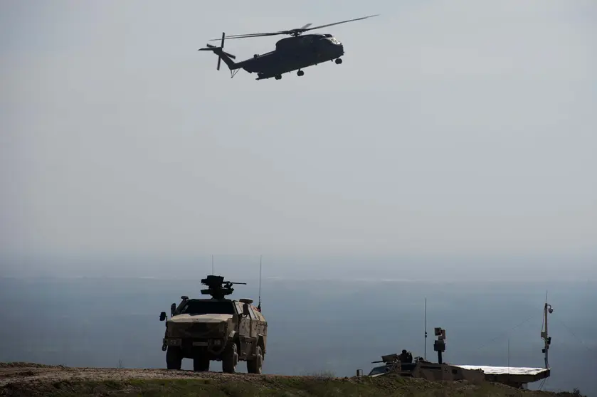 FILED - A Bundeswehr CH53 helicopter flies near Mazar-i-Sharif, Afghanistan ini 2013 Photo: Maurizio Gambarini/dpa