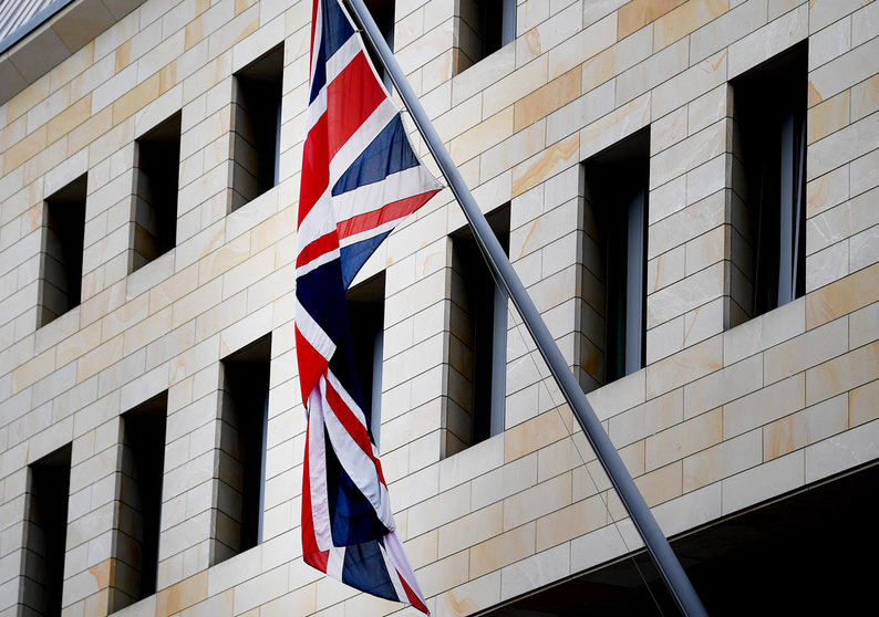 FILED - 02 May 2019, Berlin: The British flag, the Union Jack, hangs on the British embassy in Berlin. An employee of the British Embassy in Berlin was arrested for allegedly providing documents to Russian intelligence in exchange for money, German public prosecutors say. Photo: Britta Pedersen/dpa-Zentralbild/dpa
