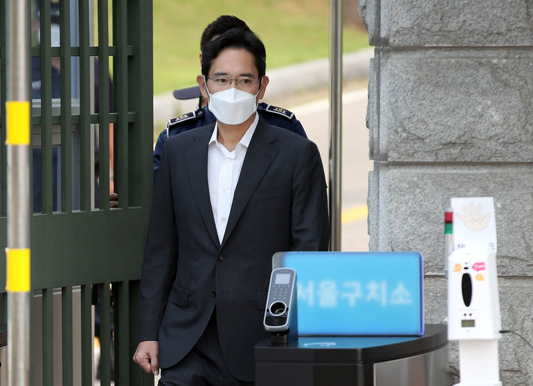 13 August 2021, South Korea, Uiwang: Samsung Electronics Co. Vice Chairman Lee Jae-yong leaves the Seoul Detention Center, following the Justice Ministry's approval on the parole. Lee was sentenced to two and a half years in prison by the Seoul High Court in a bribery case involving former President Park Geun-hye. Photo: -/yonhap/dpa