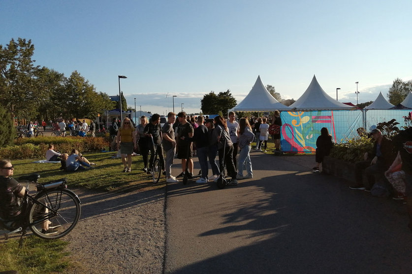 Young people at the gates of the Järvenpää soi festival, which took place from 5 to 7 August in Järvenpää, in the Uusimaa region. Photo: Foreigner.fi.