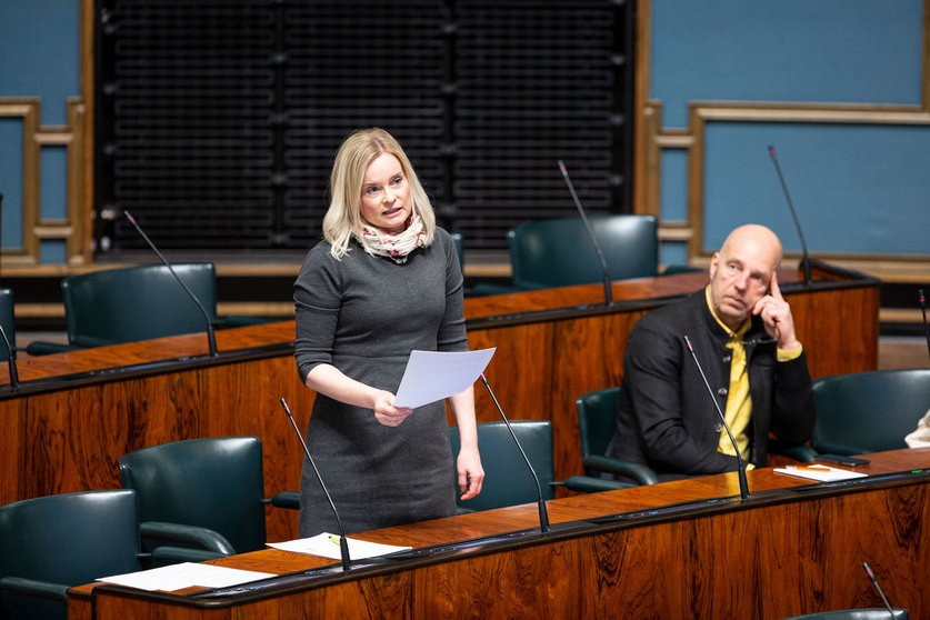 The new leader of the Perussuomalaiset, Riikka Purra (L), speaking in parliament. Photo: Hanne Salonen/Eduskunta/File Photo.