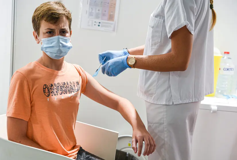 16 August 2021, Spain, Valencia: A health worker administers a dose of Covid-19 vaccine to a teenager at a vaccination centre in the City of Arts in Valencia. Photo: Jorge Gil/EUROPA PRESS/dpa