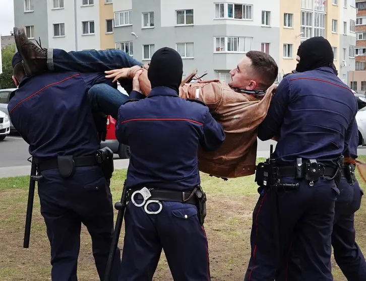 FILED - 15 September 2020, Belarus, Minsk: Activist Stepan Latypov is carried away by masked police officers in his residential district in Minsk. A court in Belarus has sentenced political prisoner Stepan Latypov, who attempted suicide in court in June, to eight and a half years in a prison camp under particularly harsh conditions. Photo: Ulf Mauder/dpa.