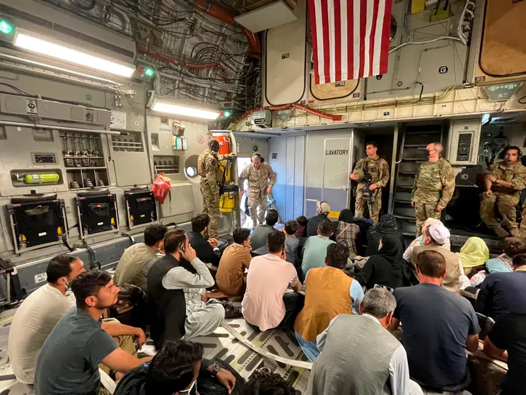 17 August 2021, Afghanistan, Kabul: US Marine Corps Gen. and the commander of US Central Command General Frank McKenzie (L) boards a C-17 Globemaster III aircraft at Hamid Karzai International Airport, as it prepares to depart carrying Afghan civilians evacuating following the Taliban takeover. Photo: Capt. William Urban/Dod/Planet Pix via ZUMA Press Wire/dpa.