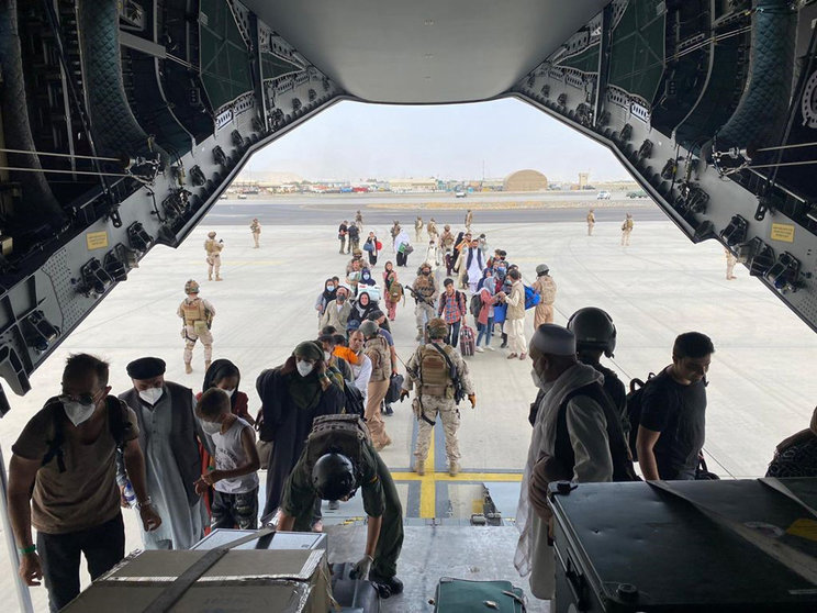 18 August 2021, Afghanistan, Kabul: A group of Spanish nationals and alies board the A400M aircraft sent by the Government of Spain to evacuate them from Kabul. The aircraft is already flying to Dubai, where another plane is waiting to continue the evacuation process when possible. Photo: Ministerio De Defensa/EUROPA PRESS/dpa