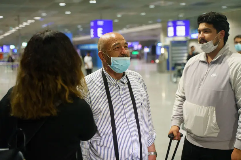 19 August 2021, Hessen, Frankfurt_Main: A man (C) who arrived from Kabul stands at Frankfurt airport early this morning. More people brought to safety from Afghanistan arrived on a Lufthansa plane that had taken off from the Uzbek capital Tashkent. Photo: Frank Rumpenhorst/dpa