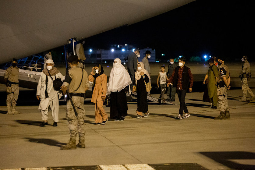 19 August 2021, Spain, Torrejon de Ardoz: Several repatriated people walk on the runway in Torrejon de Ardoz in Spain after getting off the A400M plane in which they have been evacuated from Kabul. The aircraft, dispatched by the Spanish government, has brought an initial group of 55 Spaniards and Afghan collaborators to Spain. Photo: Alejandro Martínez Vélez/EUROPA PRESS/dpa