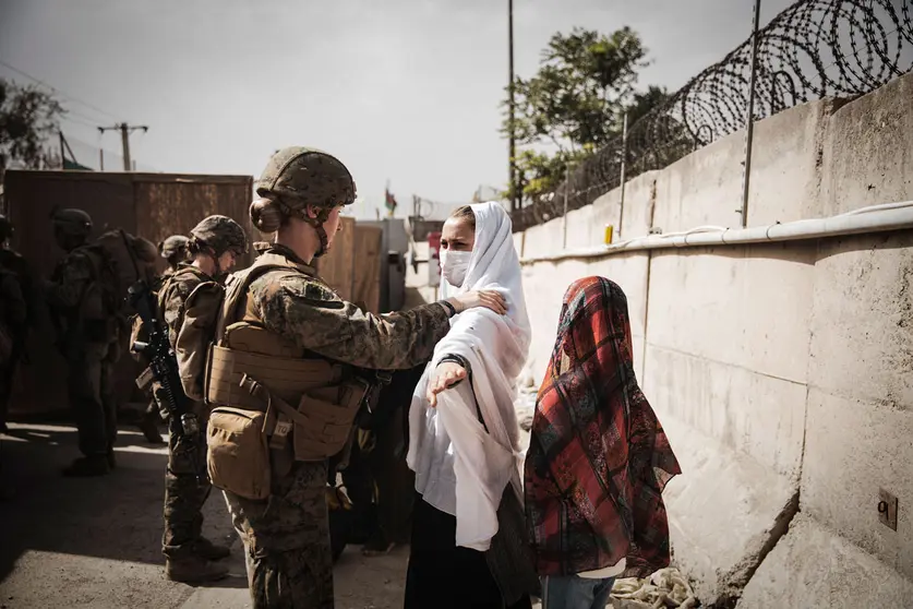 18 August 2021, Afghanistan, Kabul: US Marines check civilians at an Evacuee Control Checkpoint during the evacuation process at Hamid Karzai International Airport. Photo: Ssgt. Victor Mancilla/U.S. Marin/Planet Pix via ZUMA Press Wire/dpa