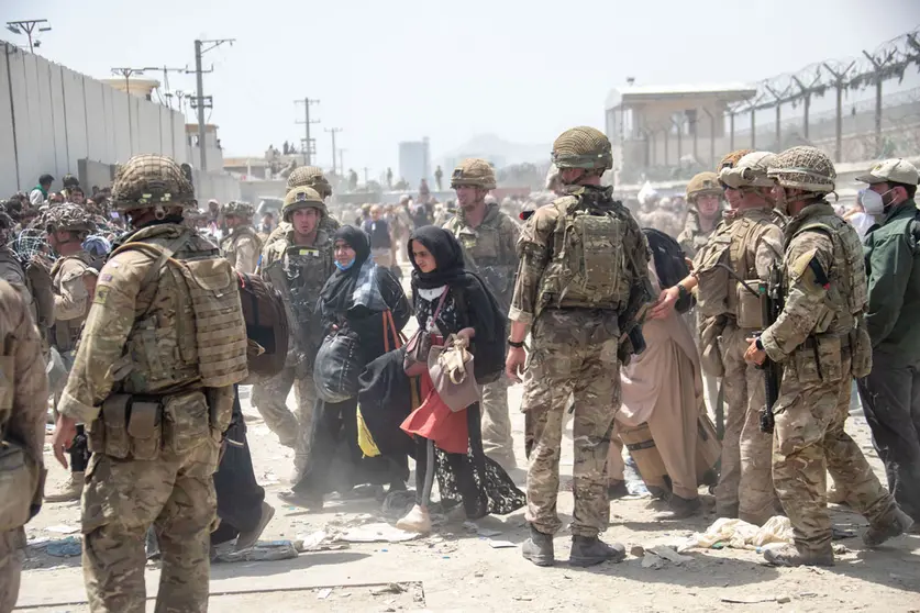 20 August 2021, Afghanistan, Kabul: Members of the British and US (L) military take part in the evacuation mission of the entitled personnel from Kabul airport in Afghanistan. Photo: -/Ministry of Defence via PA Media/dpa