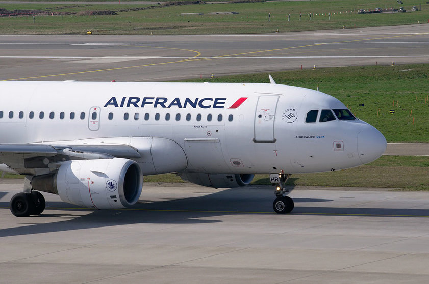 An Air France plane rolls down the airport runway. Photo: Pixabay.