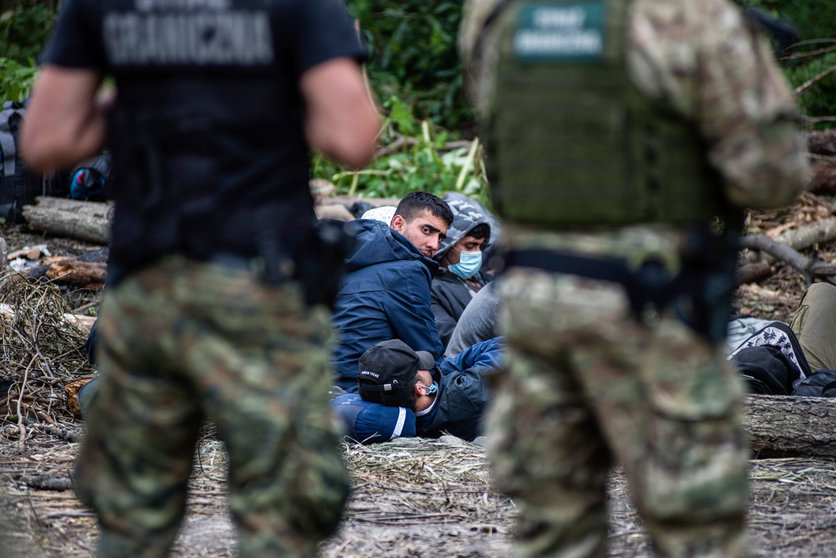19 August 2021, Poland, Usnarz Gorny: Polish Border guards stand guarding the Afghan refugees stuck at the Polish-Belarusian border. Photo: Attila Husejnow/SOPA Images via ZUMA Press Wire/dpa