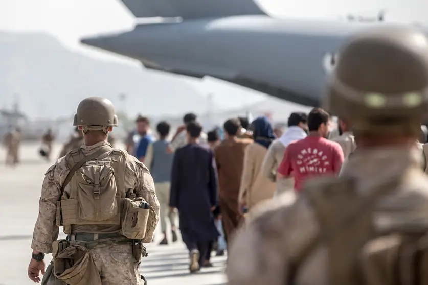 HANDOUT - 21 August 2021, Afghanistan, Kabul: US marine soldiers escort Afghan families at the Hamid Karzai International Airport during the evacuation of civilians following the Taliban takeover. Photo: Sgt. Samuel Ruiz/U.S. Marine/Planet Pix via ZUMA Press Wire/dpa - ACHTUNG: Nur zur redaktionellen Verwendung und nur mit vollständiger Nennung des vorstehenden Credits