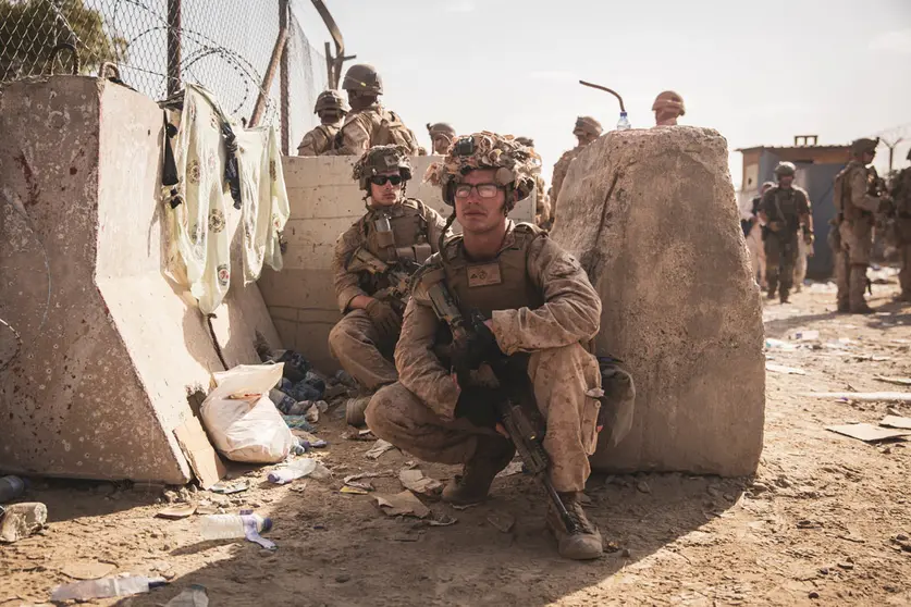 HANDOUT - 21 August 2021, Afghanistan, Kabul: US marine soldiers operate at the Hamid Karzai International Airport during the evacuation of civilians following the Taliban takeover. Photo: Ssgt. Victor Mancilla/U.S. Marin/Planet Pix via ZUMA Press Wire/dpa - ACHTUNG: Nur zur redaktionellen Verwendung und nur mit vollständiger Nennung des vorstehenden Credits