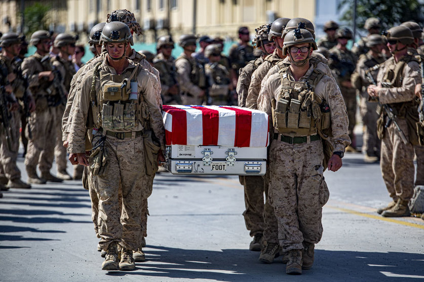 27 August 2021, Afghanistan, Kabul: A picture made available on 30 August 2021 shows US soldiers carry a coffin of one of the 11 Marines who were killed during operations at Hamid Karzai International Airport in Afghanistan before being airlifted home. US service members are assisting the Department of State with a Non-Combatant Evacuation Operation (NEO) in Afghanistan. Photo: -/U.S. Marines via ZUMA Press Wire Service/dpa