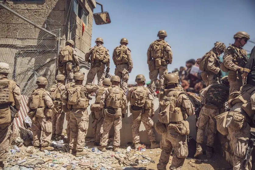 August 26, 2021 - Kabul, Afghanistan - U.S. Marines with Special Purpose Marine Air-Ground Task Force - Crisis Response - Central Command, assist with security at an Evacuation Control Checkpoint (ECC) during an evacuation at Hamid Karzai International Airport, Kabul, Afghanistan, Aug. 26. U.S. service members are assisting the Department of State with a non-combatant evacuation operation (NEO) in Afghanistan. (photo by Staff Sgt. Victor Mancilla) (Credit Image: U.S. Marines/ZUMA Press Wire Service/ZUMAPRESS.com Photo: U.S. Marines/ZUMA Press Wire Service/dpa