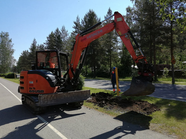 Workers operating an excavator while carrying out works on a street. Photo: Foreigner.fi.