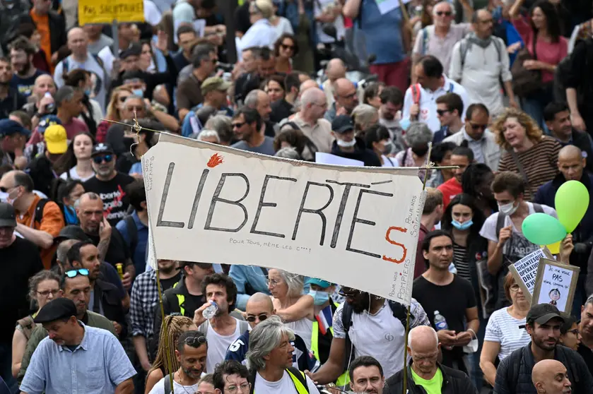 28 August 2021, France, Paris: Protester take part in a rally against the compulsory Covid-19 vaccination for certain workers and the mandatory use of the health pass. Photo: Julien Mattia/Le Pictorium Agency via ZUMA/dpa