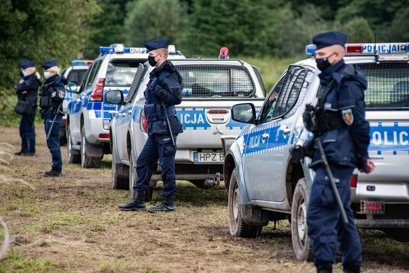01 September 2021, Poland, Usnarz Gorny: Police officers stand on guard next to the village of Usnarz Gorny near a makeshift camp where a group of migrants stay and are not being let into the Polish side. The Polish government is introducing a State of Emergency on the border with Belarus in two voivodeships (the highest-level administrative division of Poland) to stop migrants crossing illegally. Photo: Attila Husejnow/SOPA Images via ZUMA Press Wire/dpa