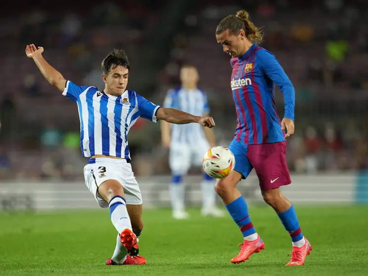 15 August 2021, Spain, Barcelona: Barcelona's Antoine Griezmann (R) and Real Sociedad's Martin Zubimendi battle for the ball during the Spanish LaLiga soccer match between FC Barcelona and Real Sociedad at Camp Nou Stadium. Photo: -/LaPresse via ZUMA Press/dpa