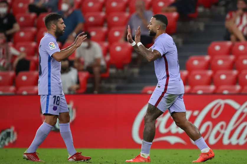 21 August 2021, Spain, Bilbao: Barcelona's Memphis Depay (R) celebrates scoring his side's first goal with teammate Jordi Alba during the Spanish LaLiga soccer match between Athletic Bilbao and Barcelona at Estadio de San Mames. Photo: -/DAX via ZUMA Press Wire/dpa