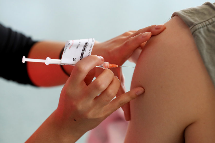 05 September 2021, Australia, Sydney: A nurse administers a person with Pfizer COVID-19 vaccine at Qudos Bank Arena vaccination clinic. Photo: Brendon Thorne/AAP/dpa