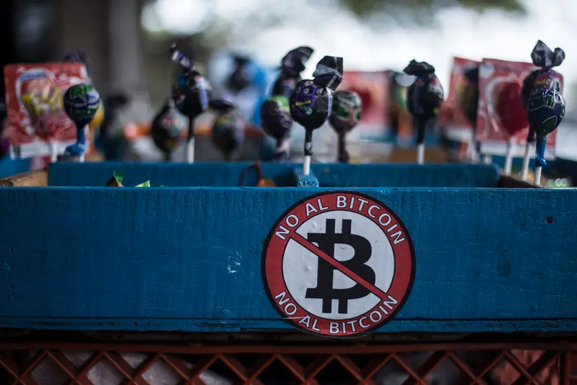 FILED - "No to Bitcoin," reads a sticker on a street stall selling lollipops and other sweets. Many street vendors have opposed the digital currency. The Central American state is nevertheless the first country in the world to take this step. A law to this effect had been passed three months ago and will now come into force on 07.09.2021. It stipulates that every merchant who is technically capable of accepting Bitcoin as a means of payment must do so. Photo: Víctor Peña/dpa