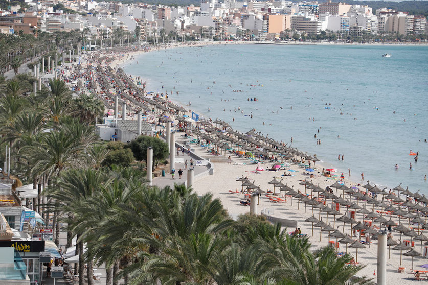 07 September 2021, Spain, Palma: Holidaymakers crowd at the beach of Arenal in Majorca after some coronavirus measures lifted due to the low incidence. Photo: Clara Margais/dpa