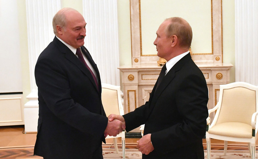 HANDOUT - 09 September 2021, Russia, Moscow: Russian President Vladimir Putin (R) shakes hands with Belarusian President Alexander Lukashenko during their meeting. Photo: -/Kremlin/dpa - ATTENTION: editorial use only and only if the credit mentioned above is referenced in full