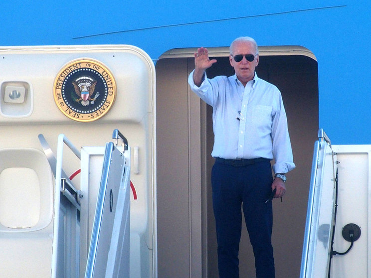07 September 2021, US, New York: US President Joe Biden waves as he departs John F. Kennedy Airport after surveying the damage caused by Hurricane Ida. Photo: Bruce Cotler/ZUMA Press Wire/dpa