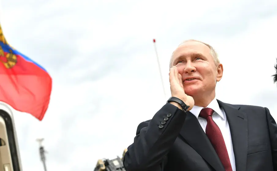 FILED - Russian President Vladimir Putin speaks to well-wishers during a naval parade at the Neva River to mark Russian Navy Day in July. Putin is self-isolating after people in his "inner circle" tested positive for coronavirus, the Kremlin said on Tuesday. Photo: -/Kremlin/dpa - ATTENTION: editorial use only and only if the credit mentioned above is referenced in full