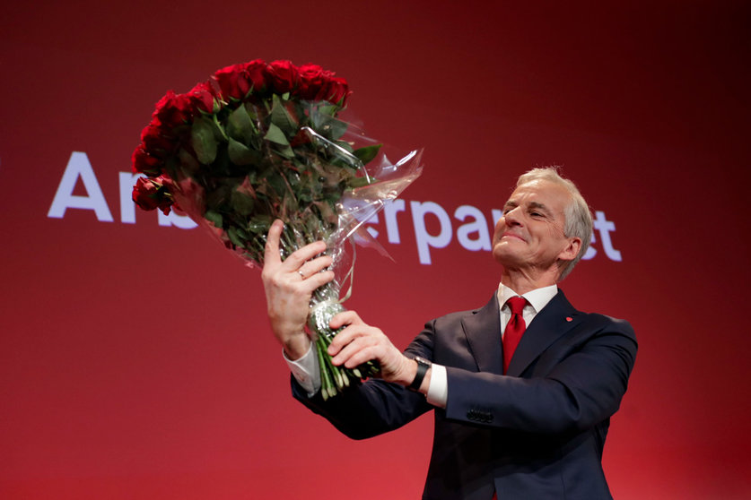 13 September 2021, Norway, Oslo: Norwegian Labor leader Jonas Gahr Store holds a bouquet of red roses at the Labor Party's election vigil at Folkets hus in the Storting election 2021. Norway's centre-left Labour Party is set to be the largest bloc in the country's parliament, figures from the Norwegian Election Authority showed late on Monday, a few minutes after polling stations closed. Photo: Javad Parsa//dpa