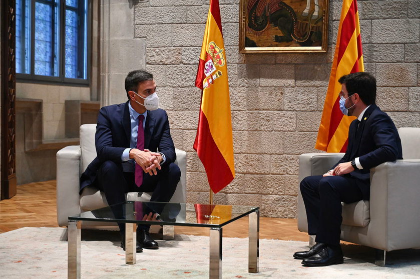 Prime Minister Pedro Sánchez (L), and Catalan regional President Pere Aragonès talk before participating in the meeting. Photo: Spanish Government.