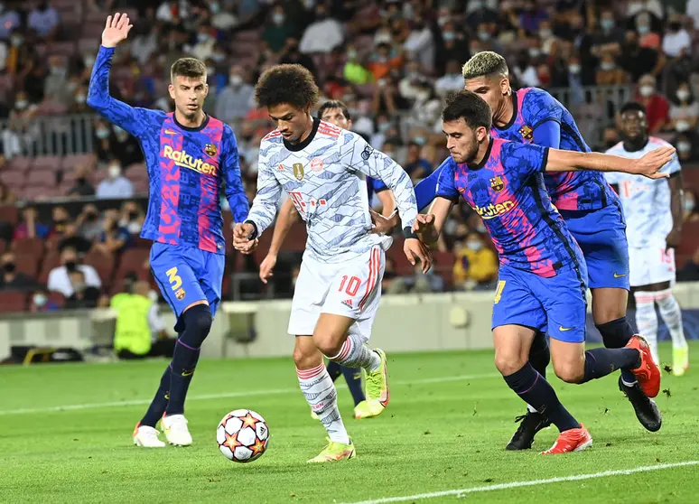 14 September 2021, Spain, Barcelona: Munich's Leroy Sane (2nd L) and Barcelona's Eric Garcia battle for the ball during the UEFA Champions League group E soccer match between FC Barcelona and Bayern Munich at Camp Nou Stadium. Photo: Sven Hoppe/dpa