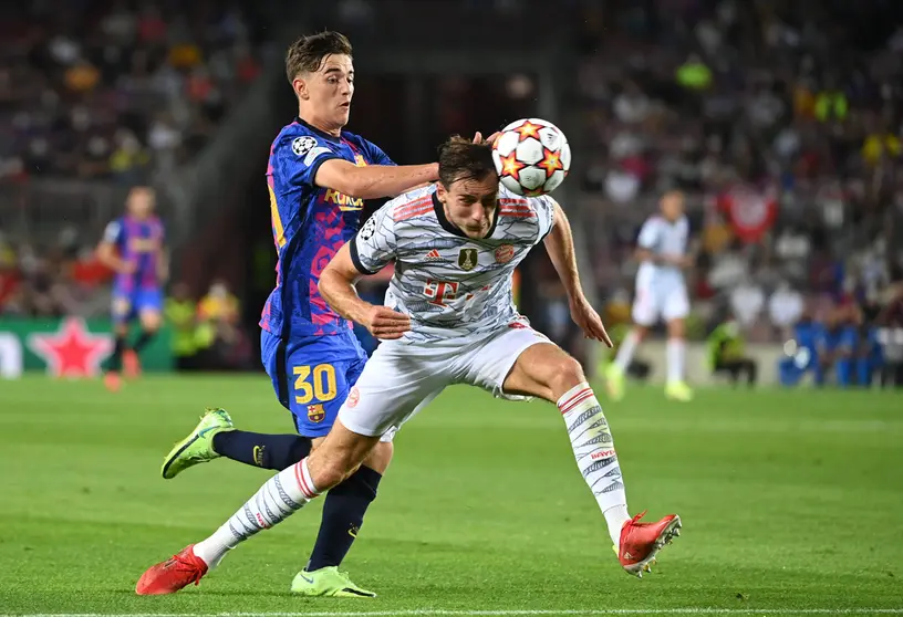 14 September 2021, Spain, Barcelona: Barcelona's Gavi (L) and Munich's Leon Goretzka battle for the ball during the UEFA Champions League group E soccer match between FC Barcelona and Bayern Munich at Camp Nou Stadium. Photo: Sven Hoppe/dpa