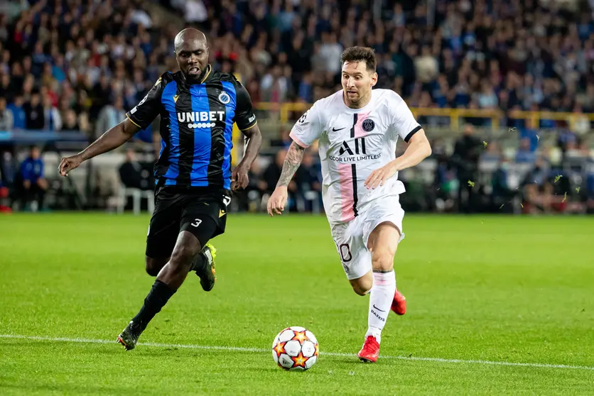 15 September 2021, Belgium, Bruges: Club's Eder Balanta (L) and PSG's Lionel Messi battle for the ball during the UEFA Champions League group A soccer match between Club Brugge KV and Paris Saint-Germain at Jan Breydel Stadium. Photo: Kurt Desplenter/BELGA/dpa