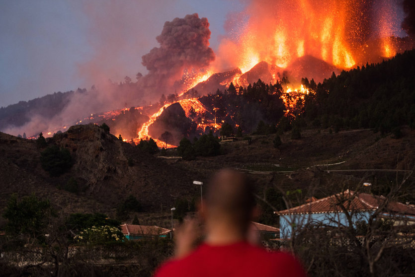 19 September 2021, Spain, La Palma: Lava and smoke are seen following the eruption of the volcano Cumbre Vieja on the Canary island of La Palma. A volcano erupted on the Spanish island of La Palma on Sunday, with several explosions in the El Paso municipality in the south of the island forcing at least 2000 people to flee the area, according to local media. Photo: Arturo Jimenez/dpa
