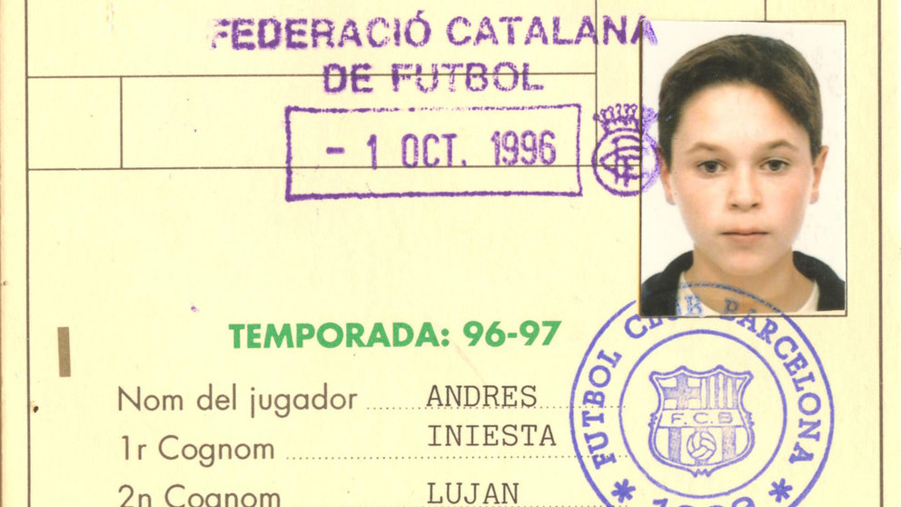 Card of the young Iniesta as a member of the Catalan Football Federation. Image: Twitter/@andresiniesta8.