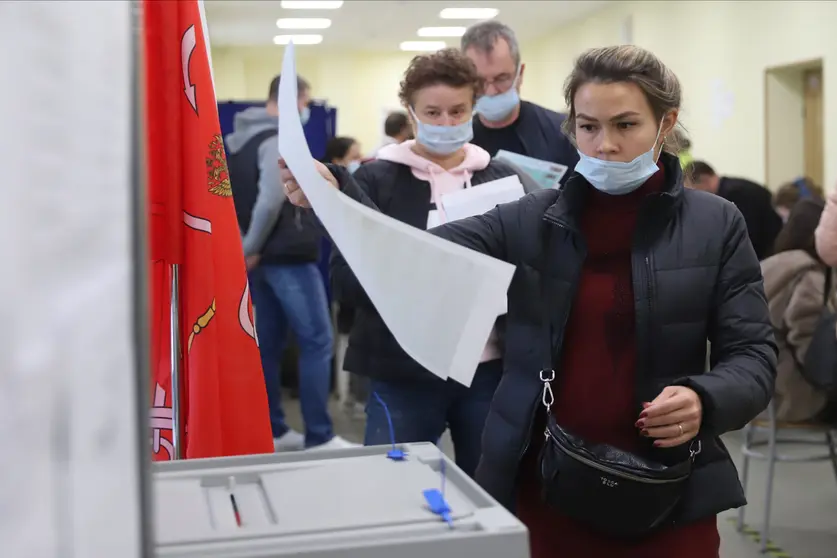 A woman casts her vote on Sunday, during the parliamentary and local elections in Russia. Despite a smaller share of the vote than in 2016 - and after a campaign marred by complaints of election fraud - United Russia, the ruling pro-Kremlin party, emerged on Monday as the clear winner in the country's parliamentary elections. Photo: Sergei Mikhailichenko/SOPA Images via ZUMA Press Wire/dpa