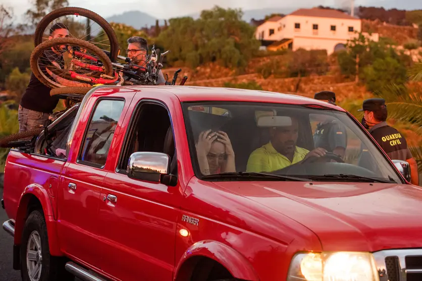 20 September 2021, Spain, La Palma: People leave the Tacande region during the evacuation process after the volcano erupted. For the first time in 50 years, a volcano has erupted again on the Spanish Canary Island of La Palma. Photo: Arturo Jiménez/dpa