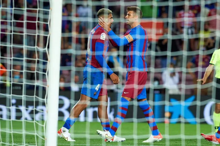 20 September 2021, Spain, Barcelona: Barcelona's Ronald Araujo (L) and Gerard Pique celebrate during the Spanish La Liga soccer match between FC Barcelona and Granada CFat Camp Nou. Photo: Gerard Franco/DAX via ZUMA Press Wire/dpa